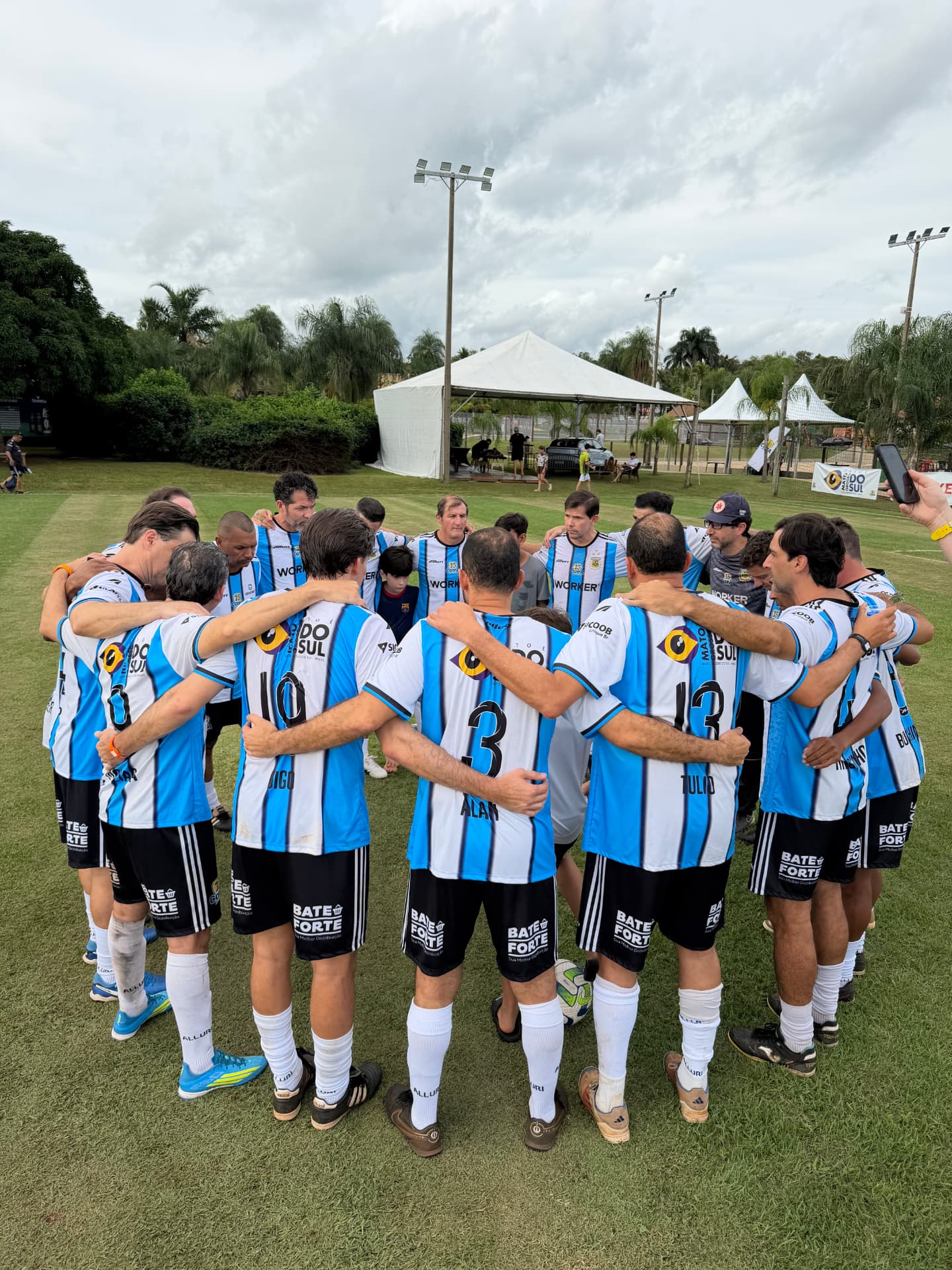 Time reunido em roda antes da partida