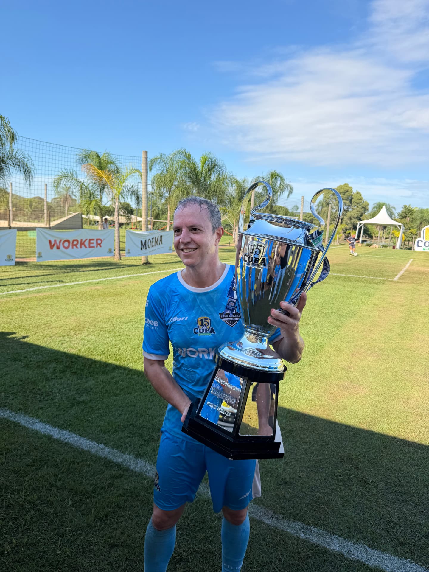 Jogador com o troféu de campeão da Copa de Pelada